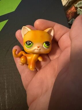 Orange sitting cat lps